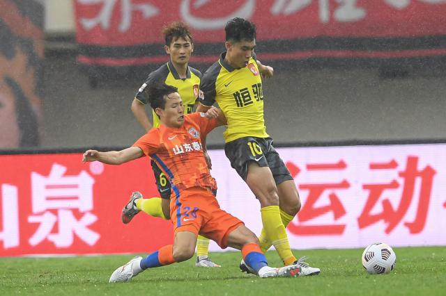 世界杯赛程-广州队2连胜终结未咬住山东 下轮直接交锋定头名？